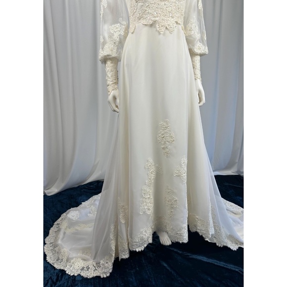 Vintage 1970’s 1980’s Ivory + Cream Lace Mock Neck Wedding Dress • Mesh • XS/S - Picture 4 of 10